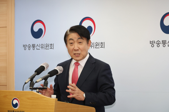 국회의 탄핵안 처리를 앞두고 사퇴한 이동관 방송통신위원장이 1일 오후 정부과천청사 내 방송통신위원회에서 사퇴 기자회견을 하고 있다. 연합뉴스